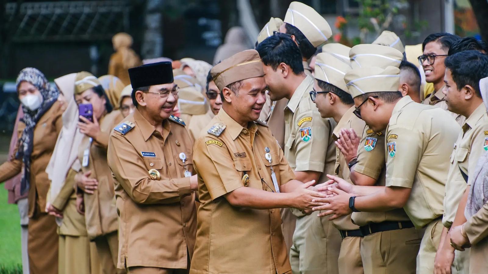 Pada Apel ASN, Dokter Aziz dan Kyai Mansyur Pamit..