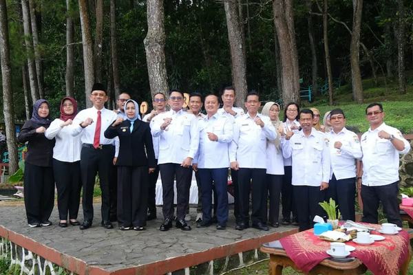 Pemkot Mojokerjo Lantik Pejabat Eselon II di Puncak Gunung Tidar Magelang