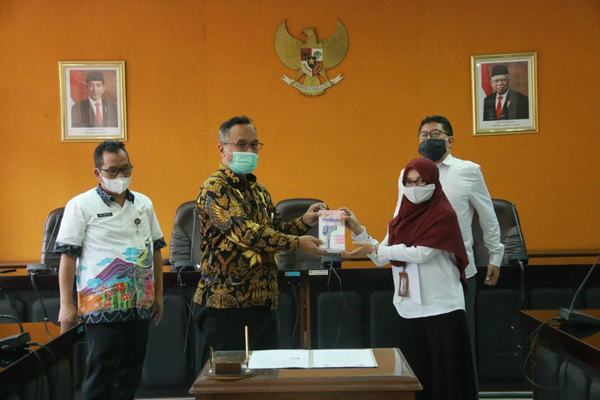PEMERINTAH KOTA MAGELANG TERIMA HIBAH THERMOGUN DAN SPRAYER PASCA PEMILUKADA 2020