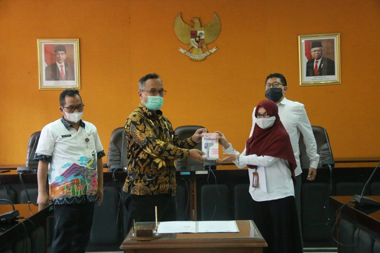 PEMERINTAH KOTA MAGELANG TERIMA HIBAH THERMOGUN DAN SPRAYER PASCA PEMILUKADA 2020