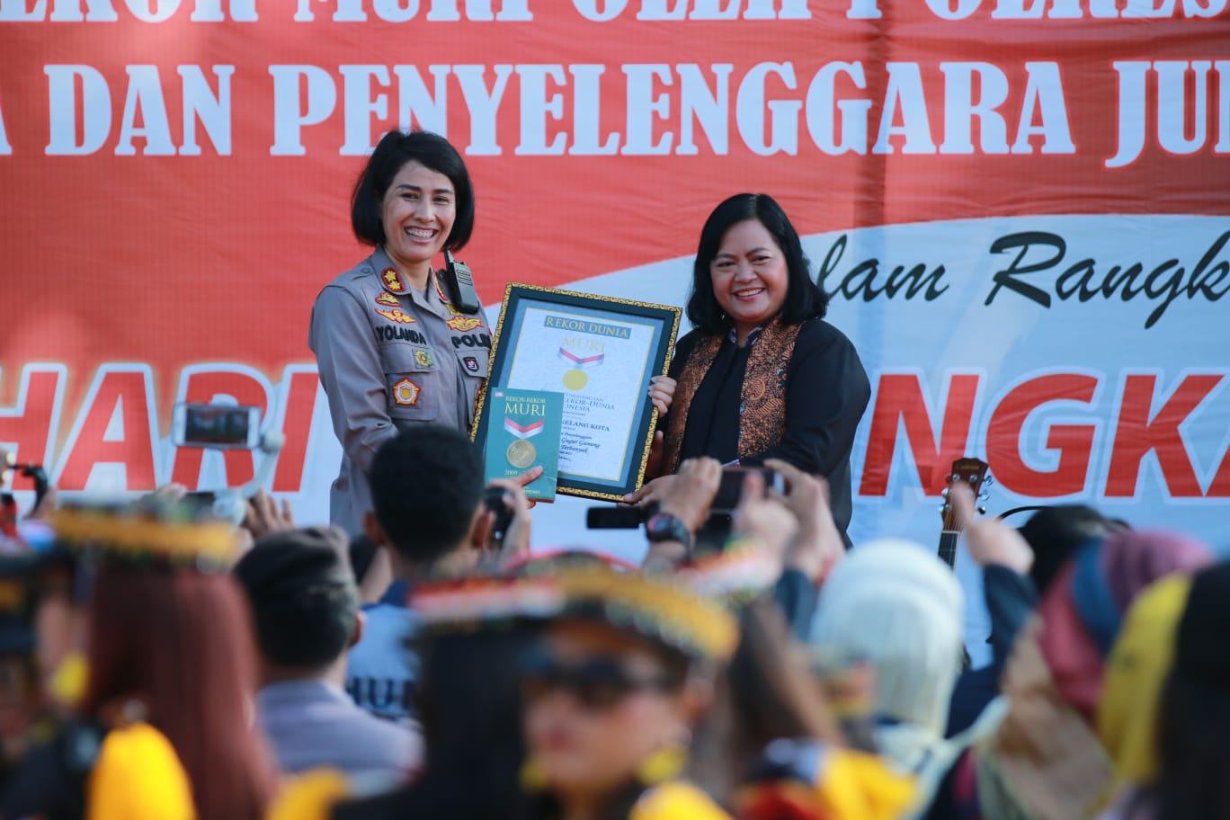 14.245 Penari Pecahkan Rekor Dunia Tari Gugur Gunung