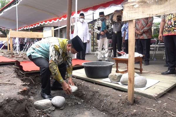 WALI KOTA LAKUKAN PELETAKAN BATU PERTAMA PEMBANGUNAN MASJID BAITUSSALAM MENOWO