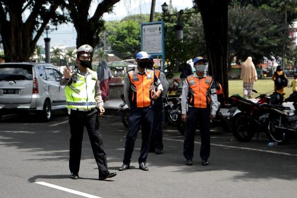 DISHUB DAN SATPOL PP KOTA MAGELANG MENDAMPINGI JAJARAN POLRES MAGELANG KOTA DALAM OPERASI YUSTISI PENANGANAN COVID-19