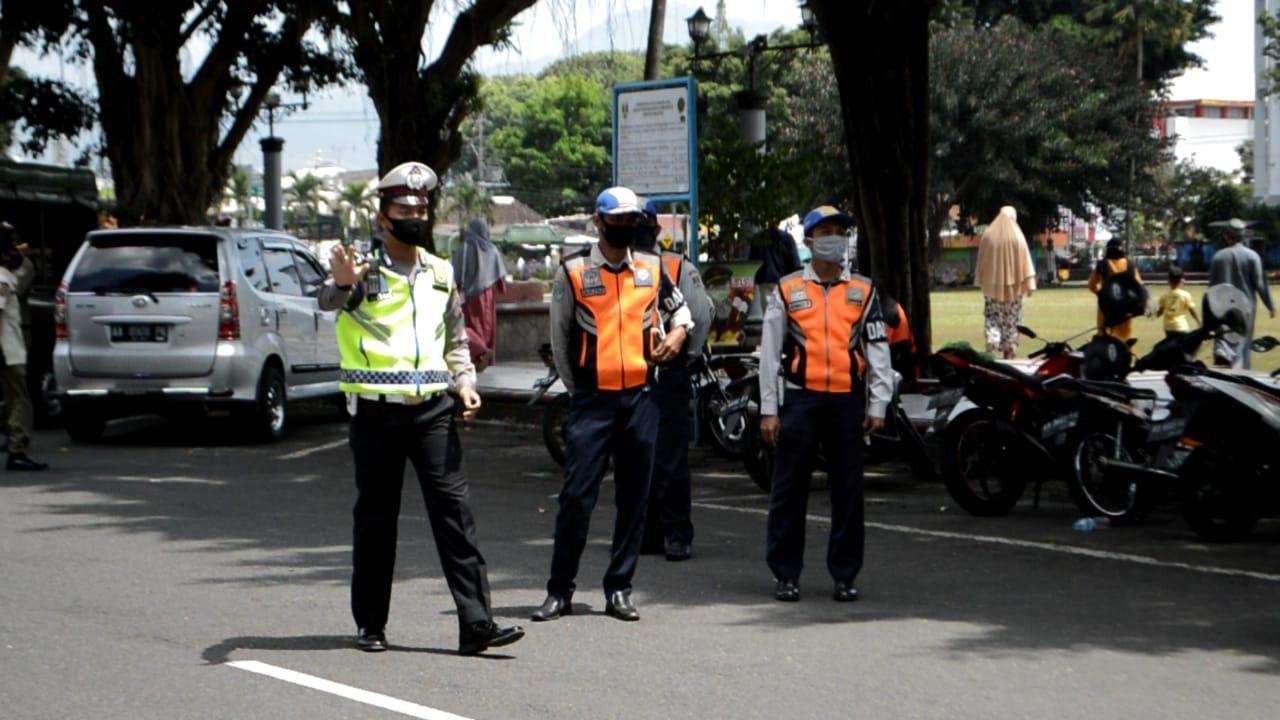 DISHUB DAN SATPOL PP KOTA MAGELANG MENDAMPINGI JAJARAN POLRES MAGELANG KOTA DALAM OPERASI YUSTISI PENANGANAN COVID-19
