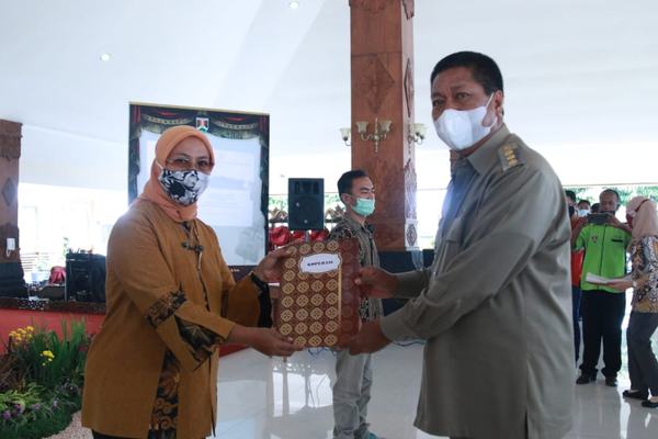 PEMERINTAH KOTA MAGELANG BERIKAN BANTUAN PADA UMKM UNTUK PULIHKAN EKONOMI