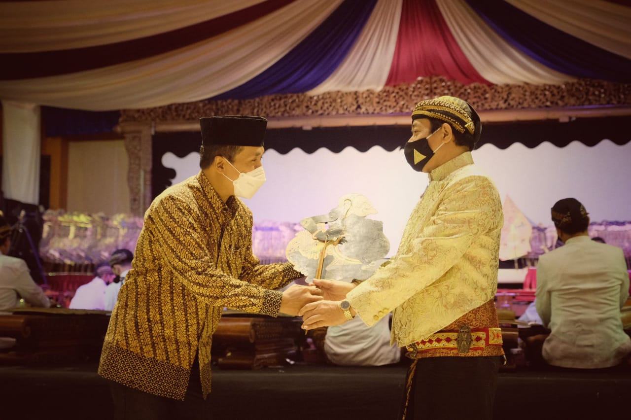 Pagelaran Wayang Kulit untuk Sosialisasi Ketentuan Bidang Cukai di Kota Magelang