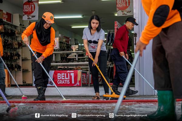 Lantai Trotoar Pecinan Dibersihkan Setelah MEC dan Kirab Ruwat Bumi