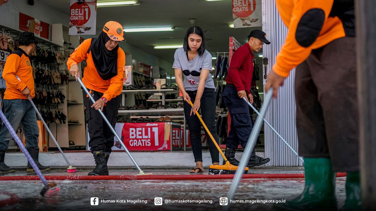 Lantai Trotoar Pecinan Dibersihkan Setelah MEC dan Kirab Ruwat Bumi
