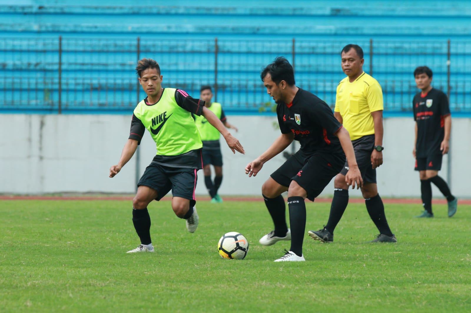 Final Pertandingan Sepak Bola Hari Bhayangkara ke-76, Pemkot Magelang Melawan PERADI Magelang