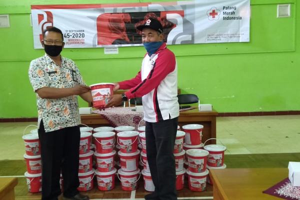 TIM PENGGERAK PKK KELURAHAN SE-KOTA MAGELANG TERIMA CORONA KIT DARI PMI