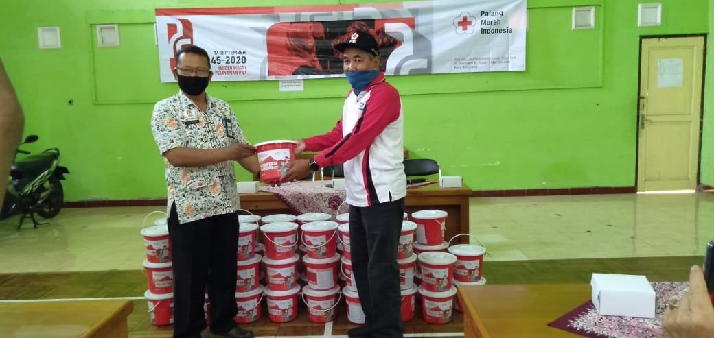 TIM PENGGERAK PKK KELURAHAN SE-KOTA MAGELANG TERIMA CORONA KIT DARI PMI
