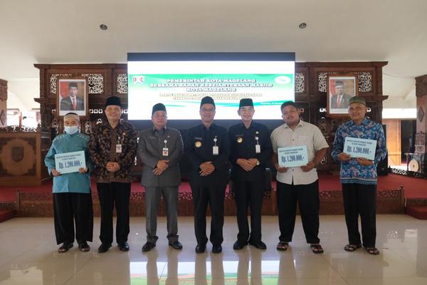 Pemkot Magelang Bagikan Insentif Untuk Marbot Masjid