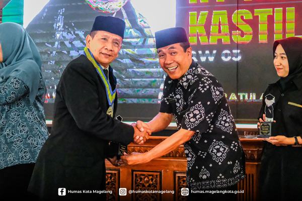Raut Bahagia Wisuda Sekolah Lansia Hebat Kota Magelang