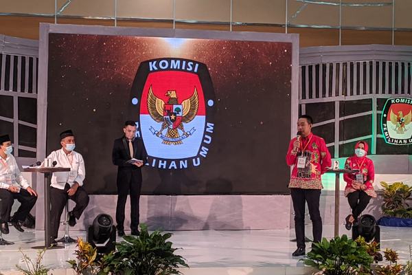 KEDUA PASLON WALI KOTA DAN WAKIL WALIKOTA MAGELANG TAHUN 2020 IKUTI DEBAT PUBLIK DENGAN PROTOKOL KESEHATAN