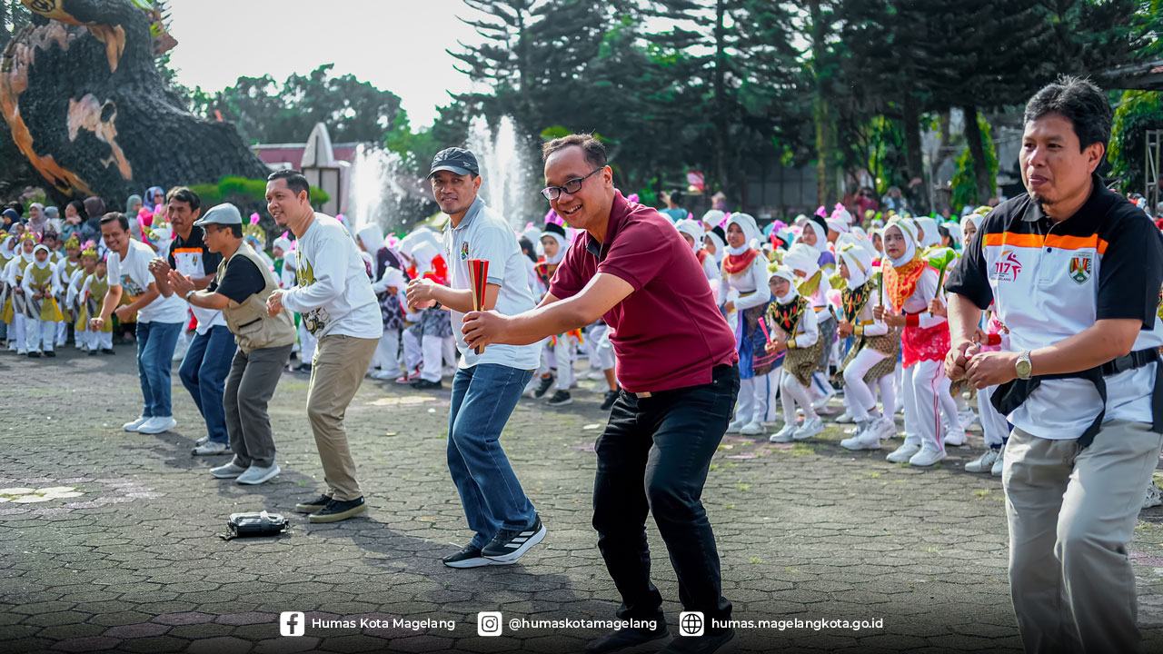 Disaksikan Penciptanya, Ribuan Pelajar Pentas “Tari Kuntulan” Khas Kota Magelang