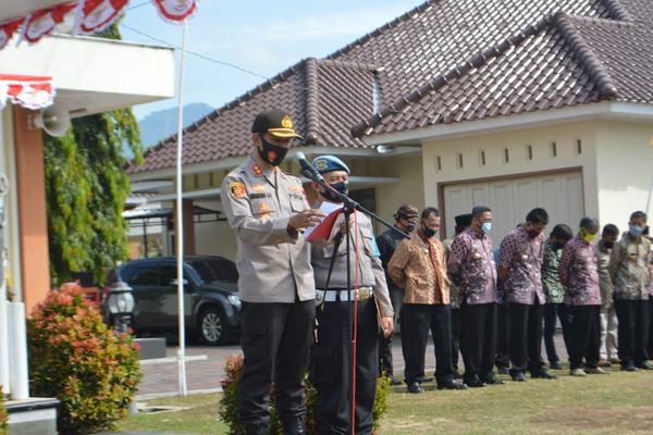 PIMPIN LANGSUNG APEL KAPOSKAMLING, KAPOLRES MAGELANG KOTA HIMBAU MASYARAKAT TINGKATKAN GIAT SISKAMLING