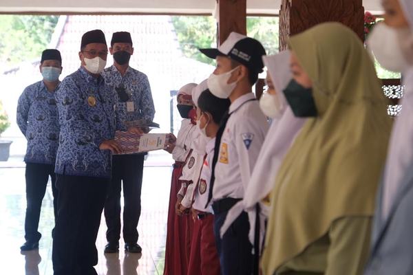 11 Putra/Putri ASN Kota Magelang Terima Beasiswa dari Korpri