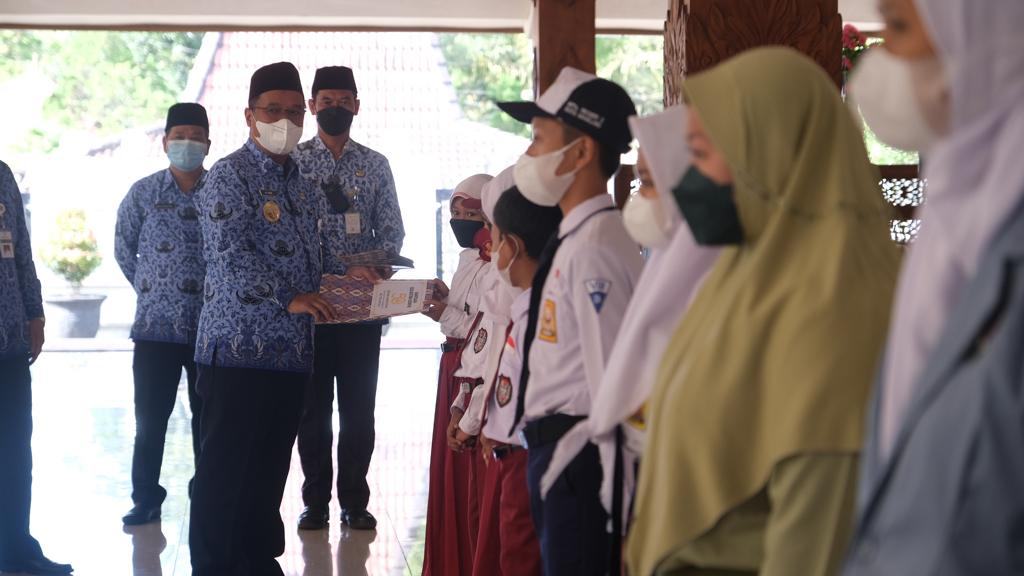 11 Putra/Putri ASN Kota Magelang Terima Beasiswa dari Korpri