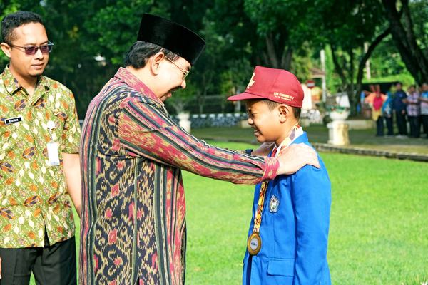 Momen Hardiknas, Kyai Mansyur Kalungkan Medali Emas Kompetisi Matematika Dunia 2024 pada Raees