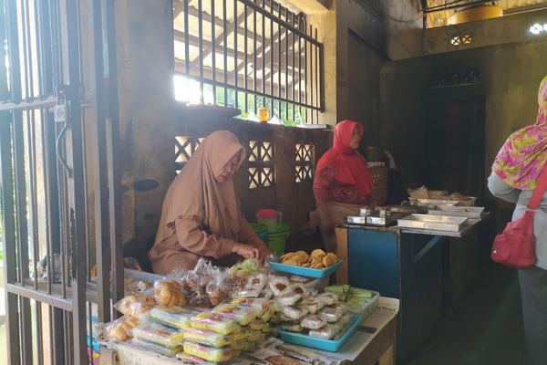 TANGKIS SEBARAN COVID-19, PEMKOT MAGELANG RUTIN EDUKASI DAN PANTAU PEMAKAIAN MASKER PEDAGANG PASAR
