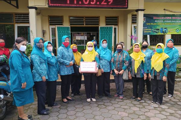 PARTISIPASI CEGAH COVID-19, TIM PENGGERAK PKK KOTA MAGELANG SOSIALISASIKAN GERAKAN MEMAKAI MASKER KE MASYARAKAT