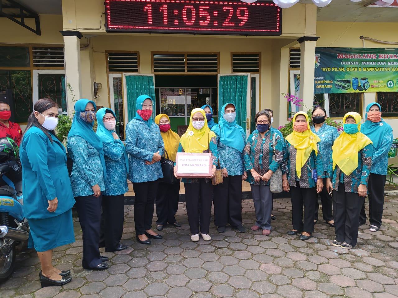 PARTISIPASI CEGAH COVID-19, TIM PENGGERAK PKK KOTA MAGELANG SOSIALISASIKAN GERAKAN MEMAKAI MASKER KE MASYARAKAT