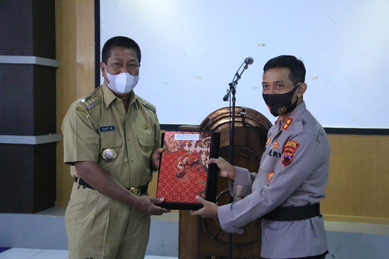 PEMKOT MAGELANG SERAHKAN REKOMENDASI PENSERTIFIKATAN TANAH KANTOR POLSEK MAGELANG SELATAN