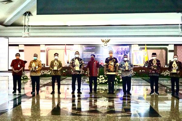 PENGHARGAAN PEMBANGUNAN DAERAH TERBAIK III DIRAIH KOTA MAGELANG