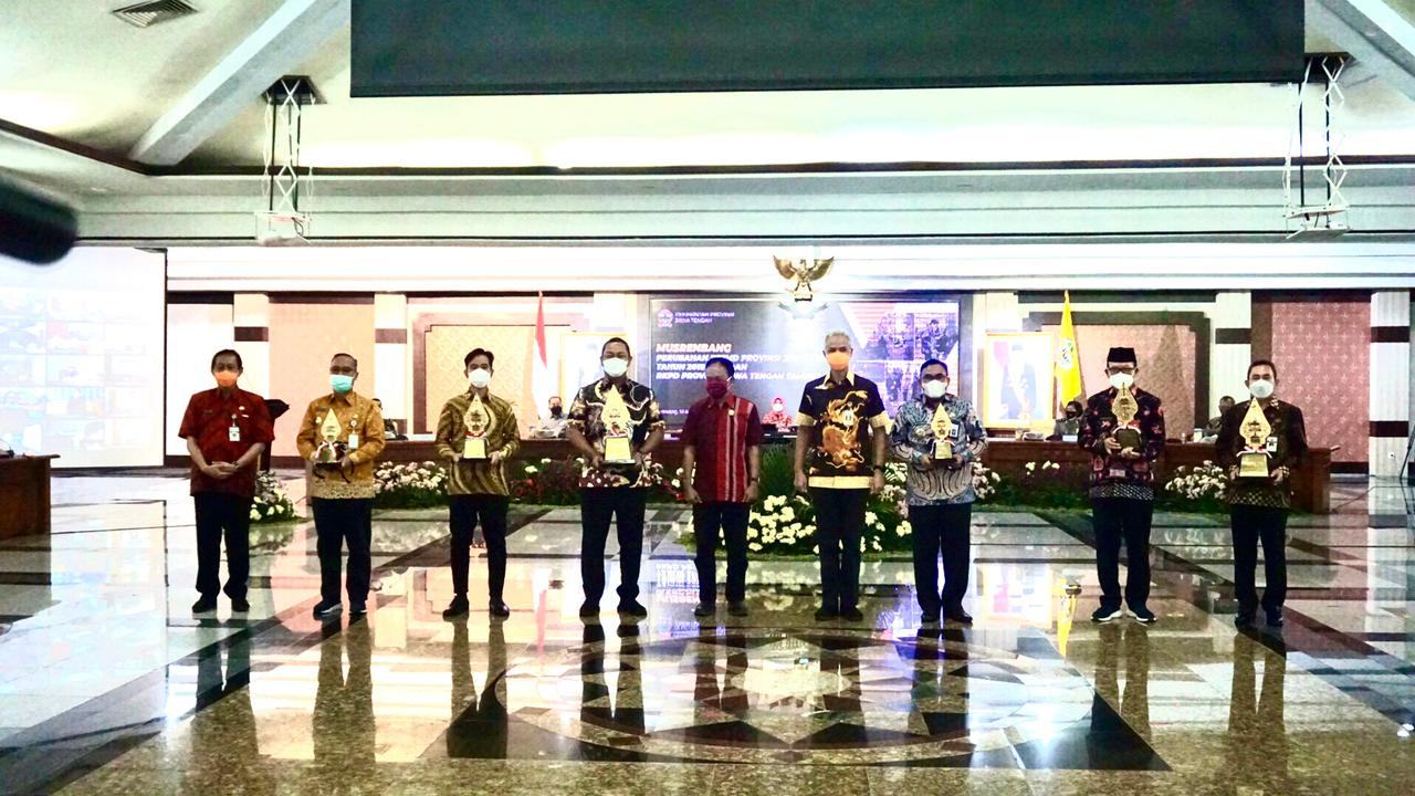 PENGHARGAAN PEMBANGUNAN DAERAH TERBAIK III DIRAIH KOTA MAGELANG