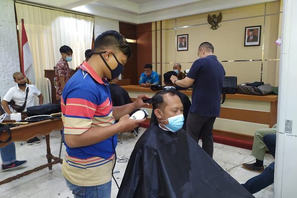 ASAH SKILL, PESERTA BLK BUKA LAYANAN PANGKAS RAMBUT GRATIS DI KANTOR WALI KOTA MAGELANG
