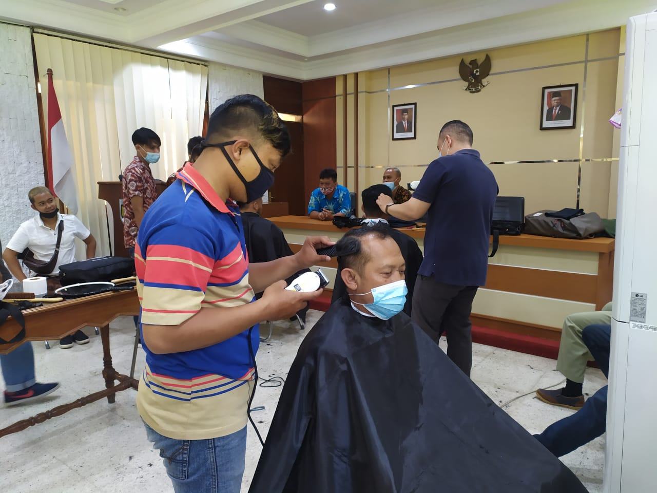 ASAH SKILL, PESERTA BLK BUKA LAYANAN PANGKAS RAMBUT GRATIS DI KANTOR WALI KOTA MAGELANG