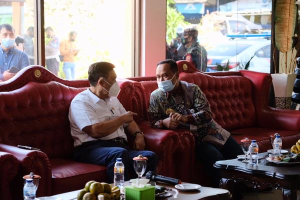 Luhut Binsar Panjaitan Semangati Pasien Covid-19 di Hotel Borobudur Indah Kota Magelang