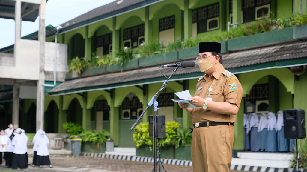 Hari Amal Bhakti ke-76 Kemenag, Sejumlah UMKM Terima Sertifikat Halal