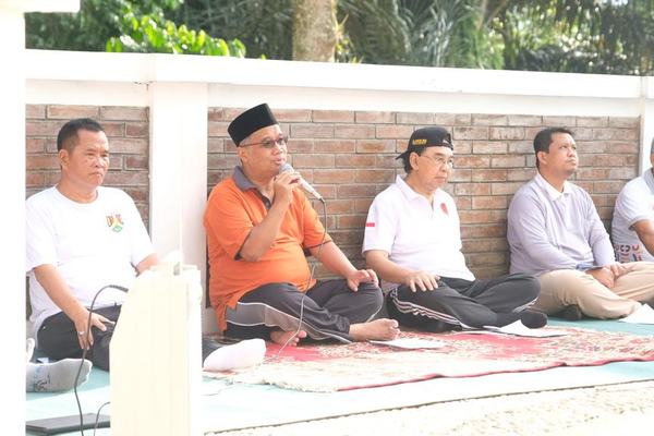 Satukan Tekad Sukseskan Rodanya Mas Bagia, Camat dan Lurah Diajak Naik Gunung Tidar