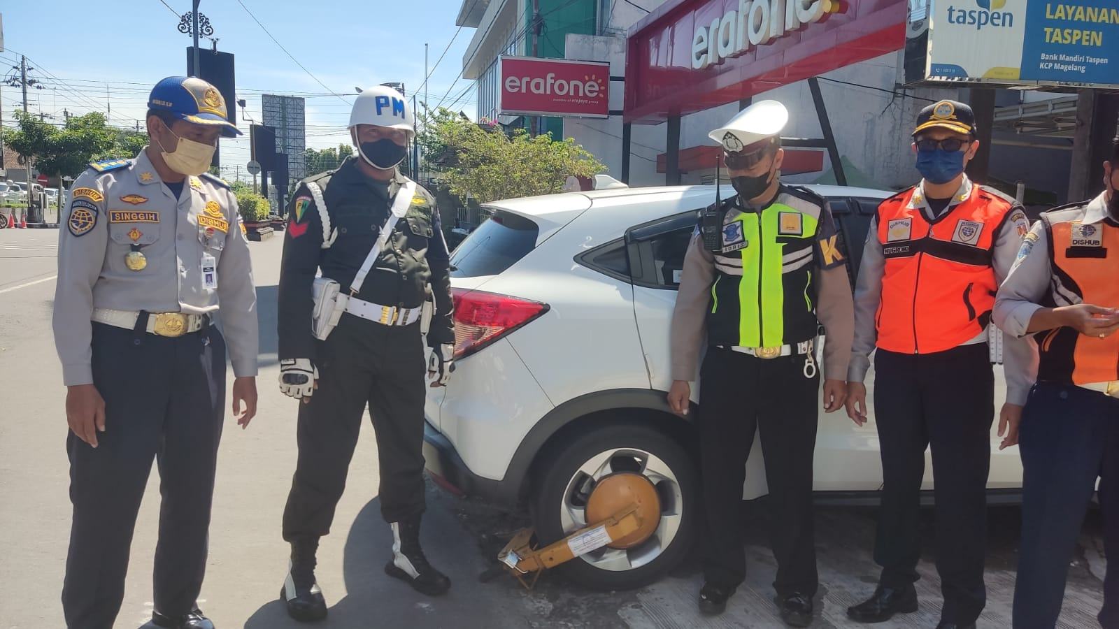 Petugas Gembok Mobil yang Parkir Sembarangan di Zona Terlarang