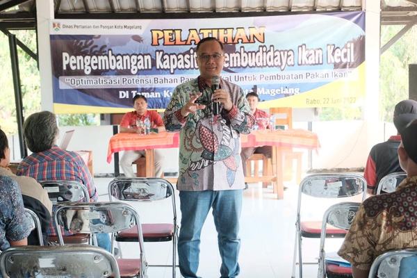 Disperpa Beri Pelatihan Pengolahan Pakan Ikan dengan Bahan Lokal Bagi Warga