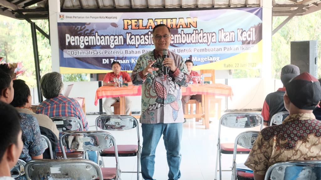 Disperpa Beri Pelatihan Pengolahan Pakan Ikan dengan Bahan Lokal Bagi Warga