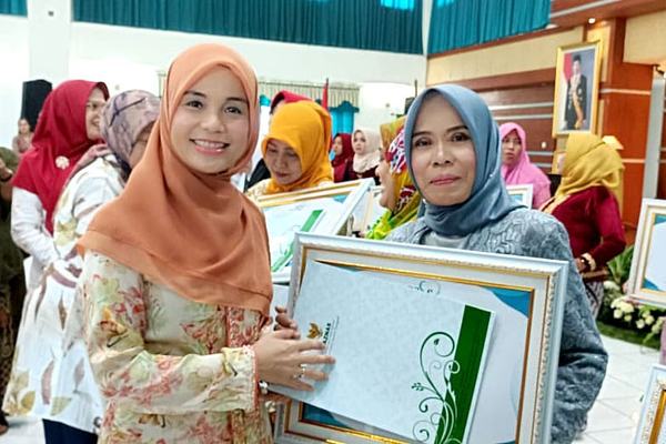 Isminatun, Warga Paten Jurang Raih Penghargaan Perempuan Berjasa dan Berprestasi Tingkat Jateng 2023