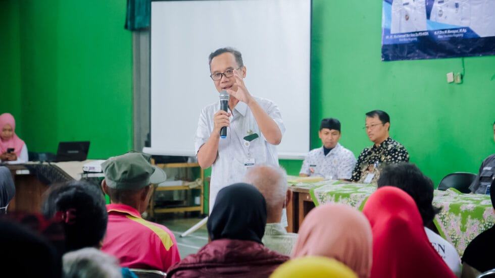 Salurkan Cadangan Pangan Pemerintah, Wali Kota Magelang Pesan Agar Warga Loman Sepodo-podo