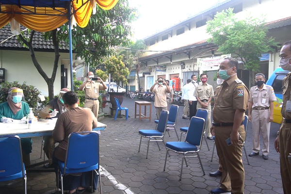 PEDAGANG PASAR KEBONPOLO DAN GOTONG ROYONG JALANI VAKSIN COVID-19