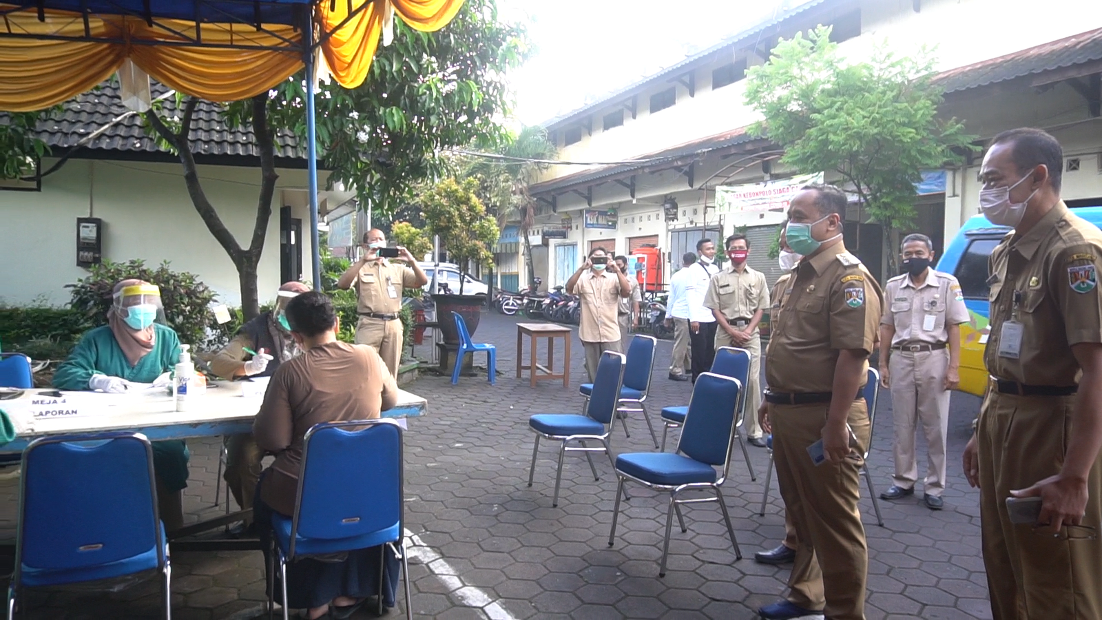 PEDAGANG PASAR KEBONPOLO DAN GOTONG ROYONG JALANI VAKSIN COVID-19