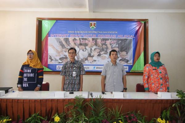 Bentuk Generasi Milenial Cerdas Berinternet Dengan Menyaring Informasi