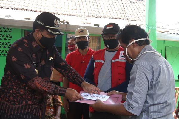 WALI KOTA MAGELANG APRESIASI KESIGAPAN DAN GOTONG-ROYONG WARGA DALAM PENANGANAN LONGSOR DI KELURAHAN WATES