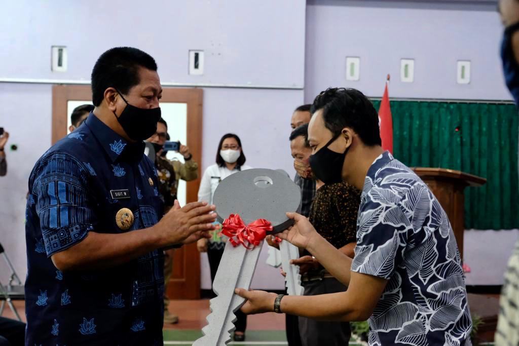 Demi Tingkatkan Kualitas Hidup Masyarakat, Wali Kota Magelang Serahkan Kunci Rusus