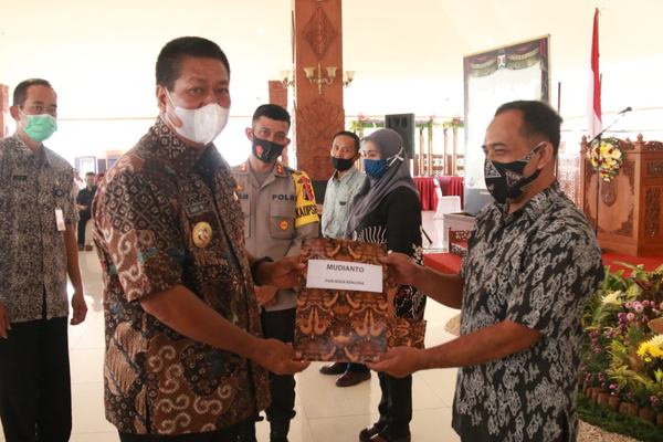 PEMERINTAH KOTA MAGELANG KUCURKAN BANTUAN MODAL BAGI PKL UNTUK PULIHKAN EKONOMI PASCA PANDEMI