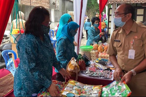 TIM PENILAI VERIFIKASI INOVASI KOTA MAGELANG DALAM LOMBA KESATUAN GERAK PKK BANGGA KENCANA KESEHATAN TINGKAT PROPINSI TAHUN 2020