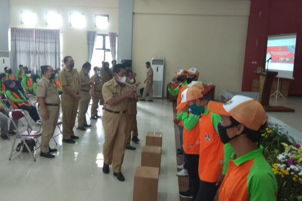 PEMKOT BAGIKAN EXTRA FOODING BAGI TENAGA LAPANGAN