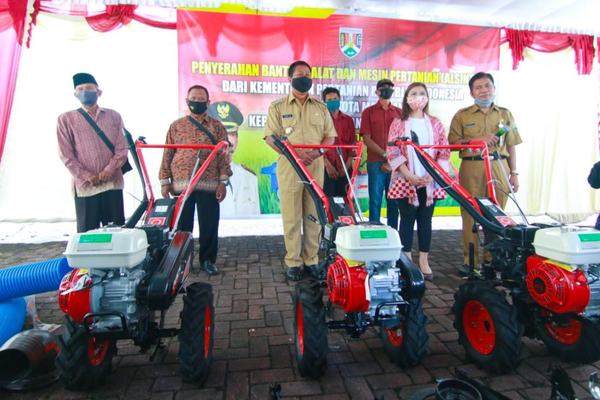 KELOMPOK TANI KOTA MAGELANG TERIMA ALSINTAN UNTUK TINGKATKAN PRODUKTIVITAS