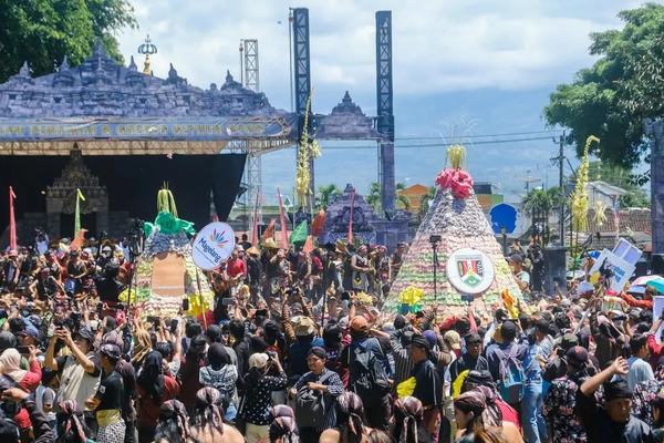 Ribuan Warga Ikuti Grebeg Getuk 2026 di Alun-Alun Magelang