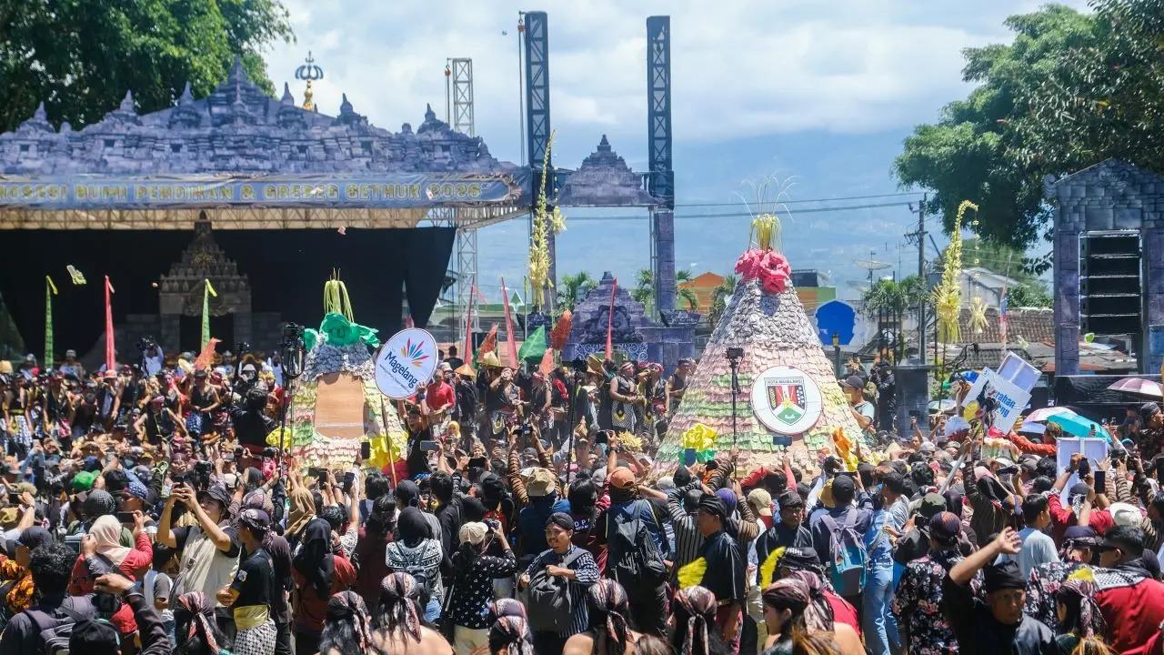 Ribuan Warga Ikuti Grebeg Getuk 2026 di Alun-Alun Magelang